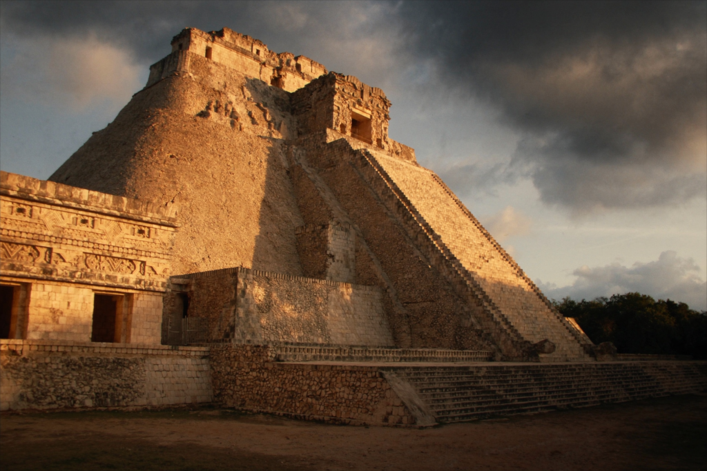 04-uxmal-piramide-del-adivino.png
