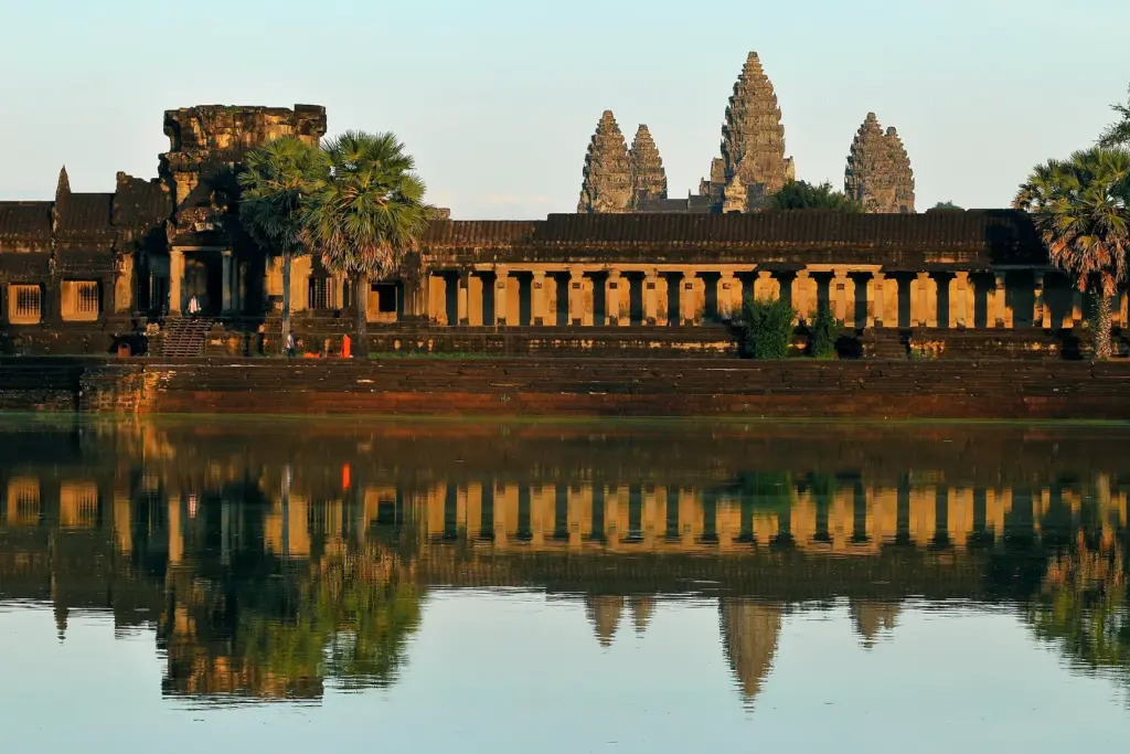 Angkor Wat reflejado en el estanque al atardecer