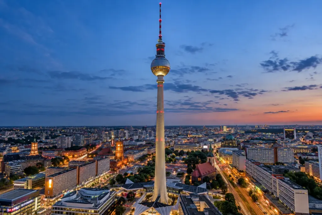 Torre de Televisión sobre el paisaje urbano de Berlín, durante el viaje Berlín Comfort con Iberia.