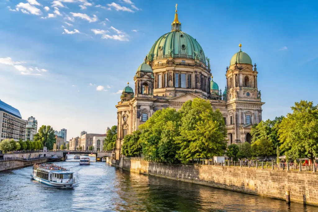 Catedral de Berlín junto al río Spree en la Isla de los Museos, durante el viaje Berlín Comfort con Iberia.