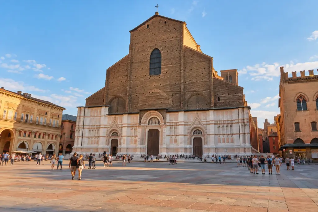 Basílica de San Petronio en la Piazza Maggiore de Bolonia, escapada a Bolonia