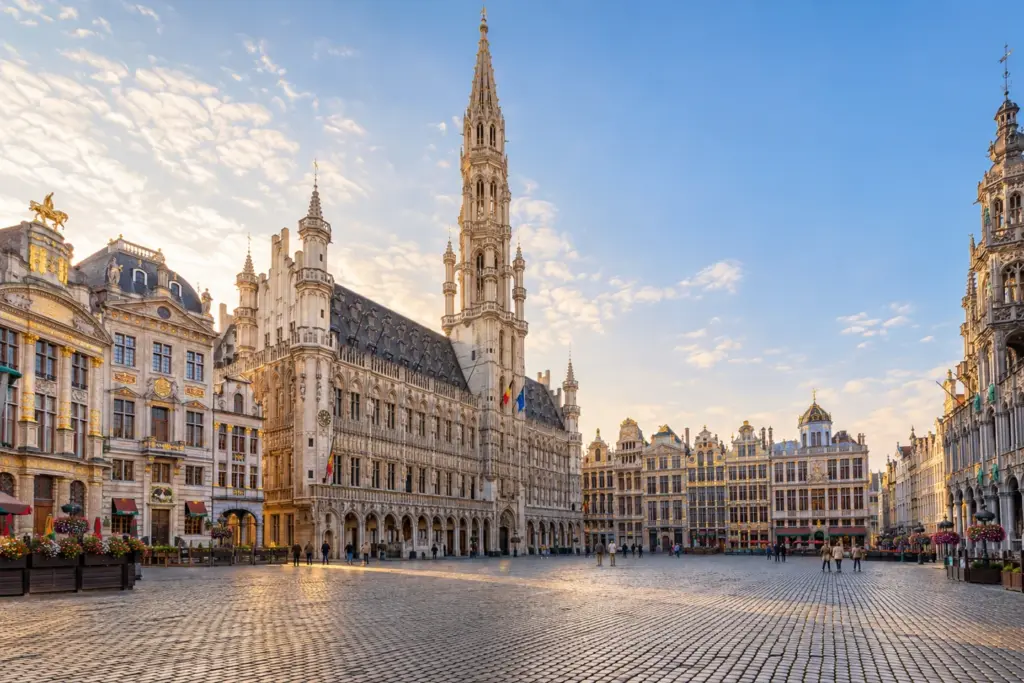 Grand Place de Bruselas Fachadas históricas y Ayuntamiento en la Grand Place de Bruselas, durante el viaje París y Países Bajos.