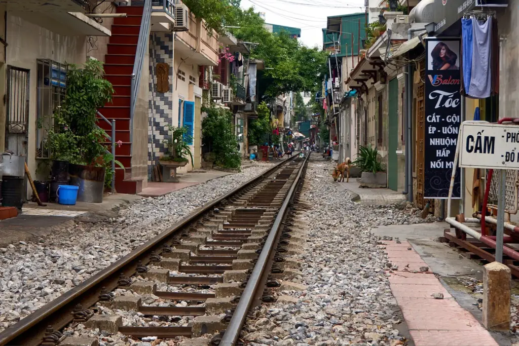 Calle del tren de Hanoi Vía del tren entre casas en el Barrio Antiguo de Hanoi