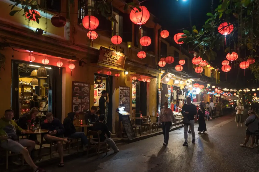 Hoi An de noche Calle del barrio antiguo de Hoi An iluminada con farolillos