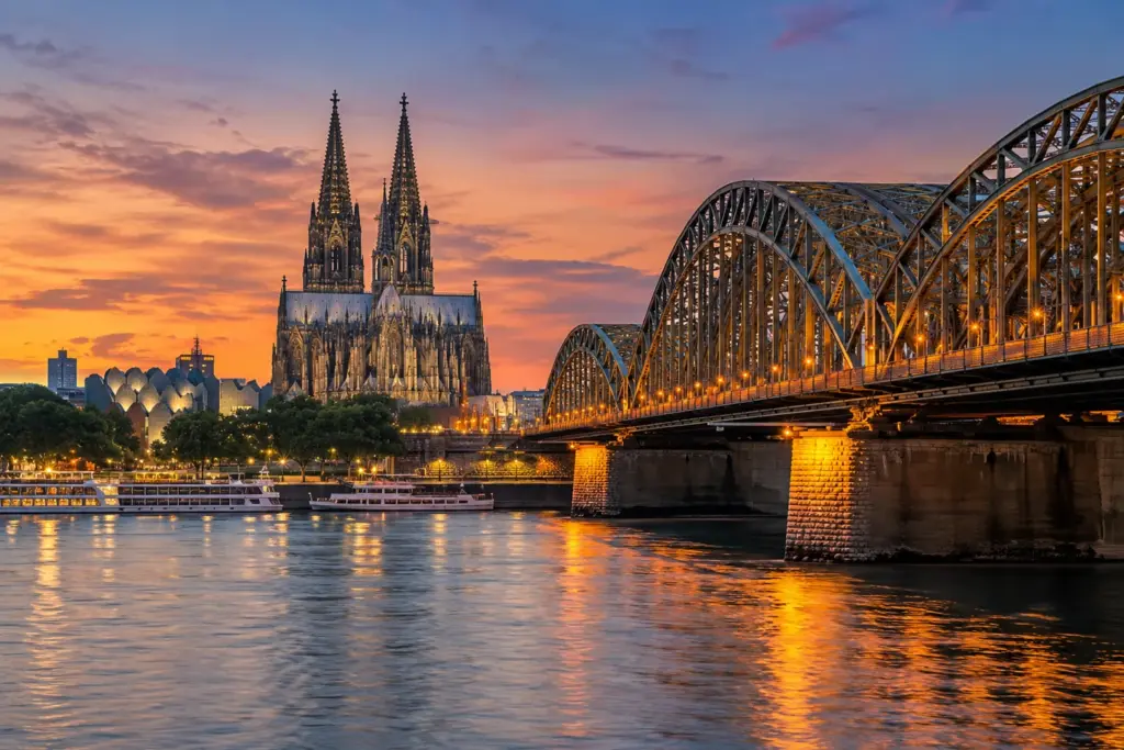 Catedral de Colonia junto al Rin Catedral de Colonia y puente Hohenzollern sobre el río Rin, durante el viaje Encantos del Norte de Alemania.