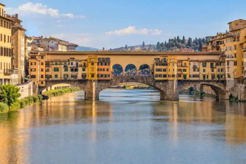 Ponte Vecchio sobre el río Arno en Florencia