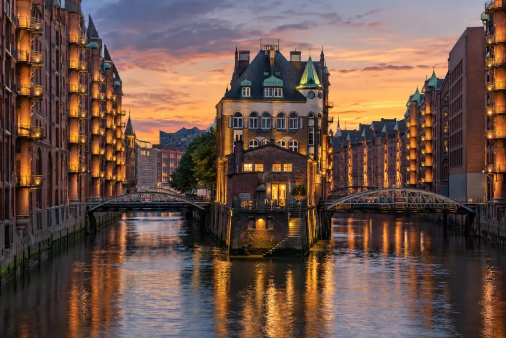Speicherstadt de Hamburgo Almacenes de ladrillo rojo junto a los canales de Hamburgo, durante el viaje Encantos del Norte de Alemania.
