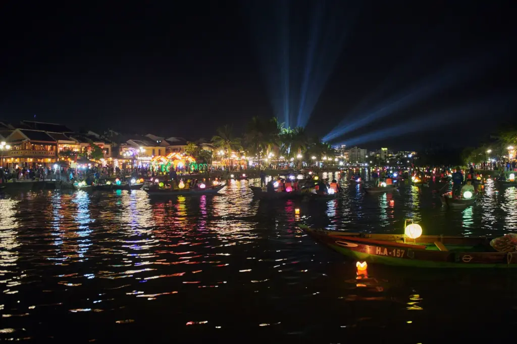 Farolillos iluminados reflejados en el río en el casco antiguo de Hoi An