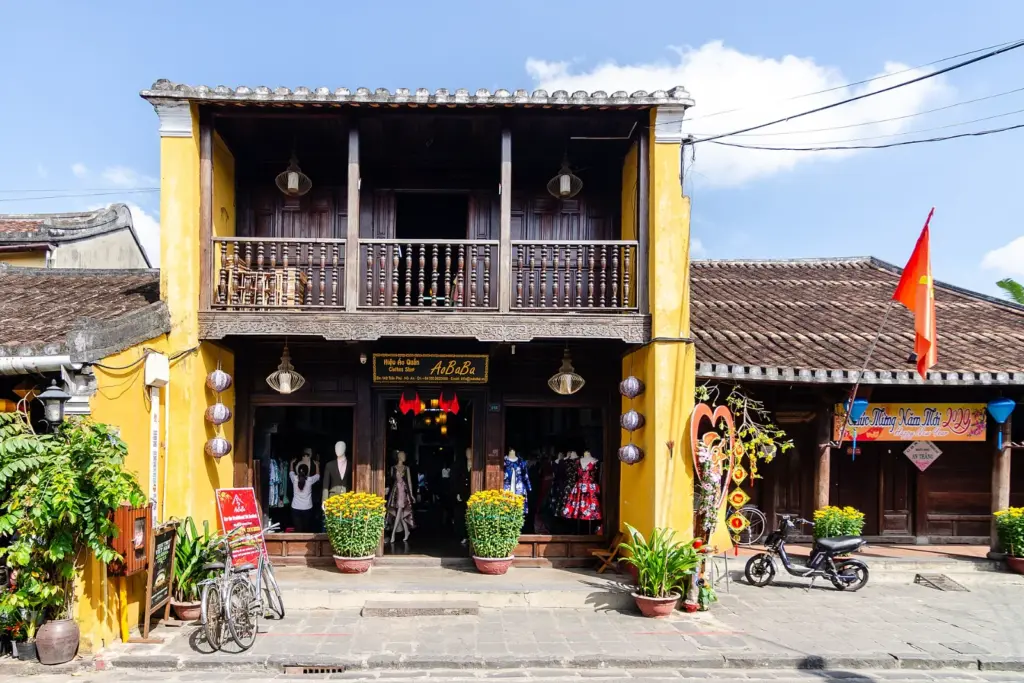 Casco antiguo de Hoi An Casa tradicional amarilla del casco antiguo de Hoi An