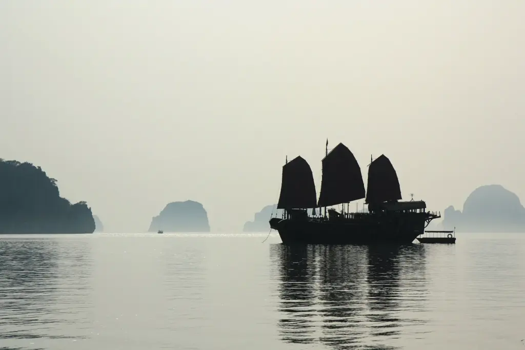 Junco en la Bahía de Halong Junco tradicional navegando por la Bahía de Halong