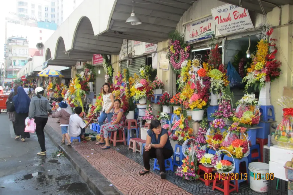 Mercado de flores en una calle de Vietnam