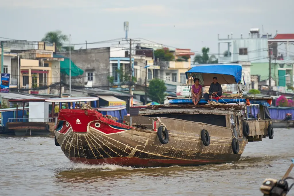 Barcas cargadas de frutas en el mercado flotante de Cai Rang, en el Delta del Mekong