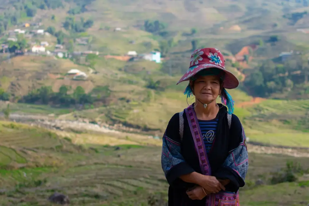 Mujer de la etnia H'mong entre arrozales en Sapa