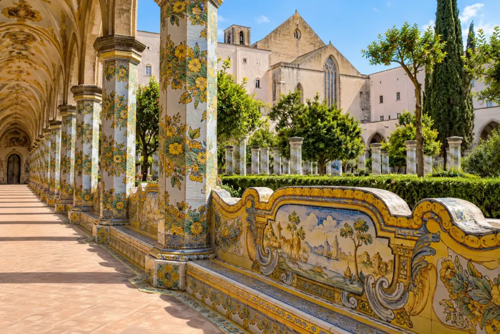 Columnas y bancos de mayólica en el claustro de Santa Chiara, Nápoles