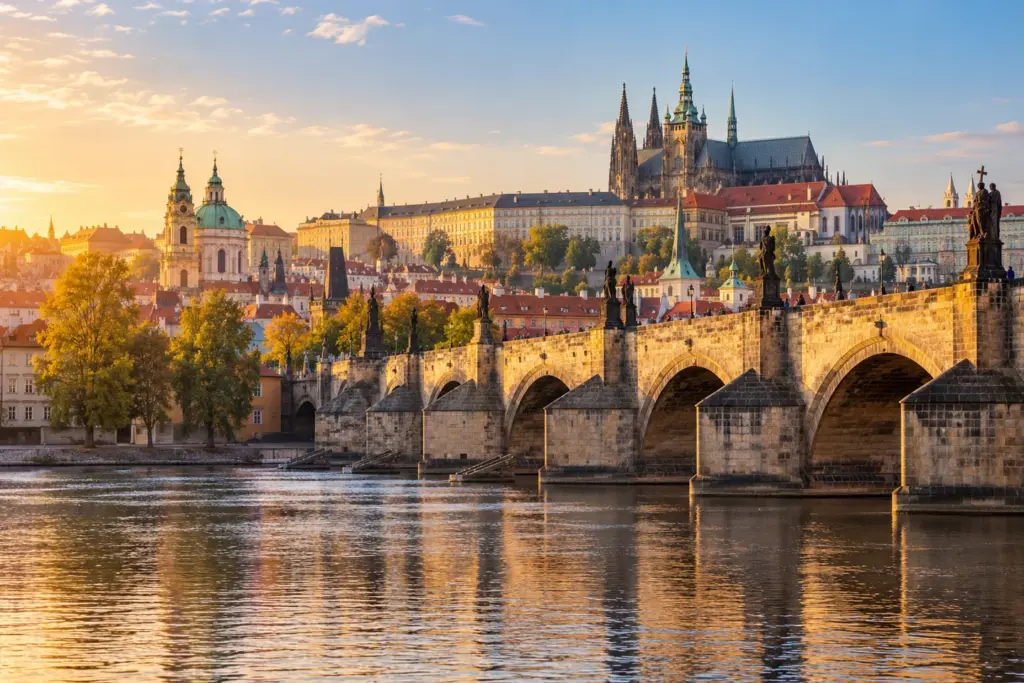 Puente de Carlos en Praga Puente de Carlos sobre el Moldava con el castillo de Praga al fondo, durante el viaje Todas las Capitales Imperiales.