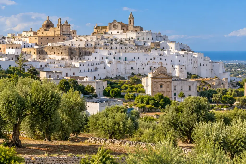 Ostuni, la ciudad blanca de Puglia, entre olivares