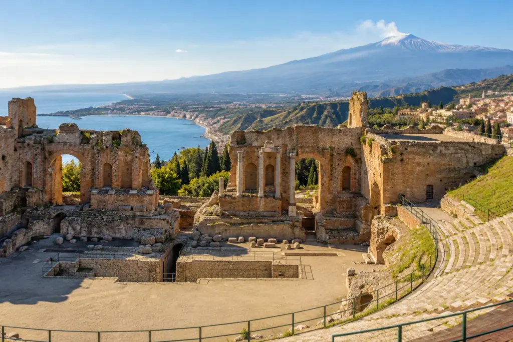 Teatro Griego de Taormina con vistas al mar y al Etna, Sicilia