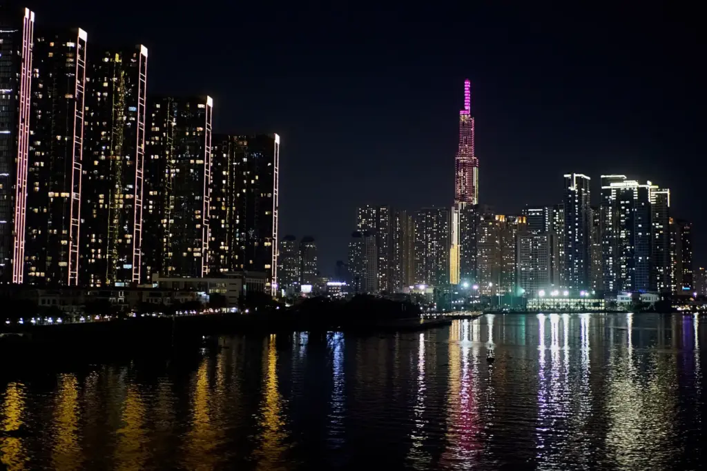 Skyline de Saigón Rascacielos de Ho Chi Minh junto al río Saigón de noche