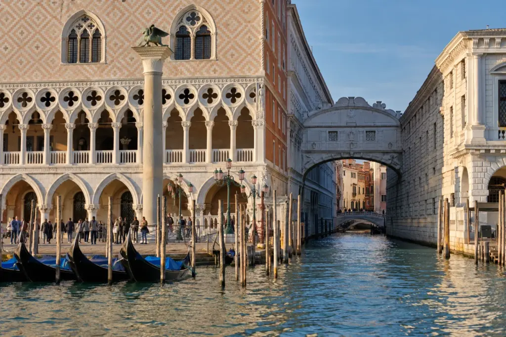 Palacio Ducal y Puente de los Suspiros en Venecia